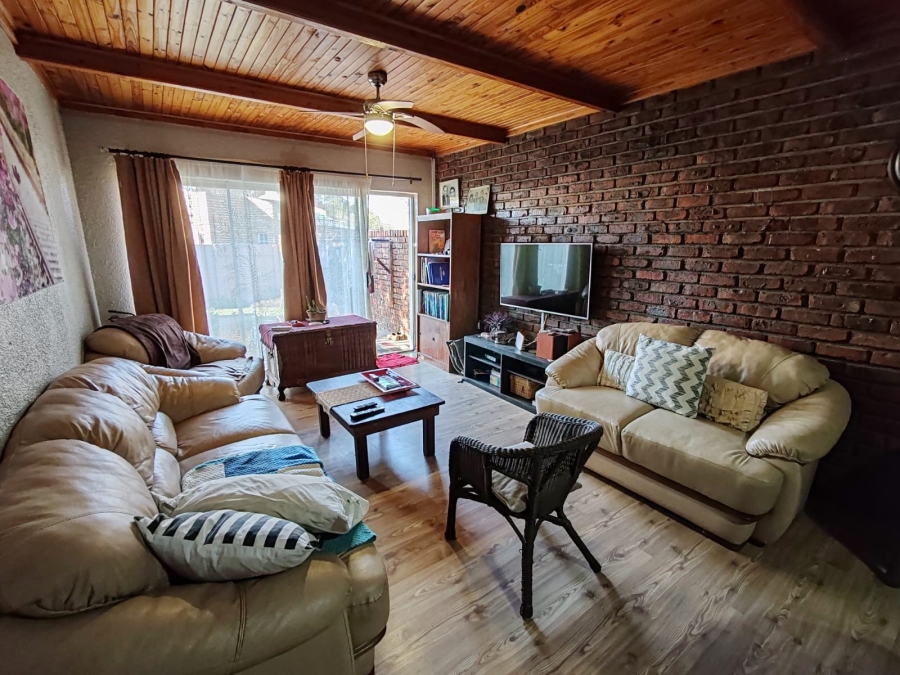 2 Bedroom Property for Sale in Kannoniers Park North West